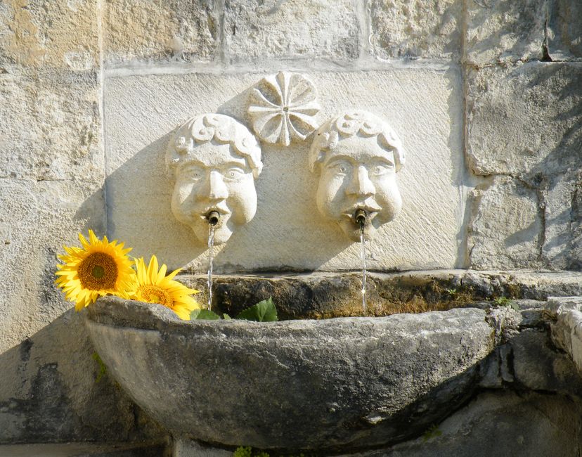 Charmante fontaine en pierre avec des accents de tournesol à Aix-en-Provence, France.