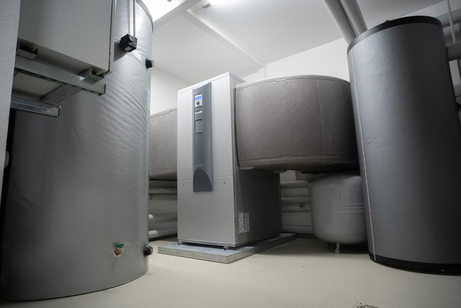 Système de pompe à chaleur efficace et innovant dans un cadre intérieur pour des solutions de chauffage avancées.