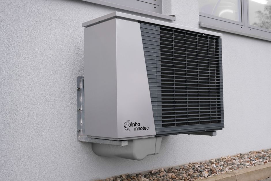 Unité de climatiseur extérieur montée sur l'extérieur d'un bâtiment résidentiel.