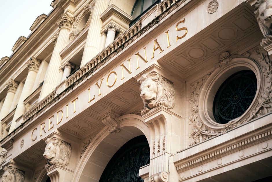 Façade élégante du Crédit Lyonnais à Paris mettant en valeur des sculptures architecturales détaillées et des sculptures ornées.