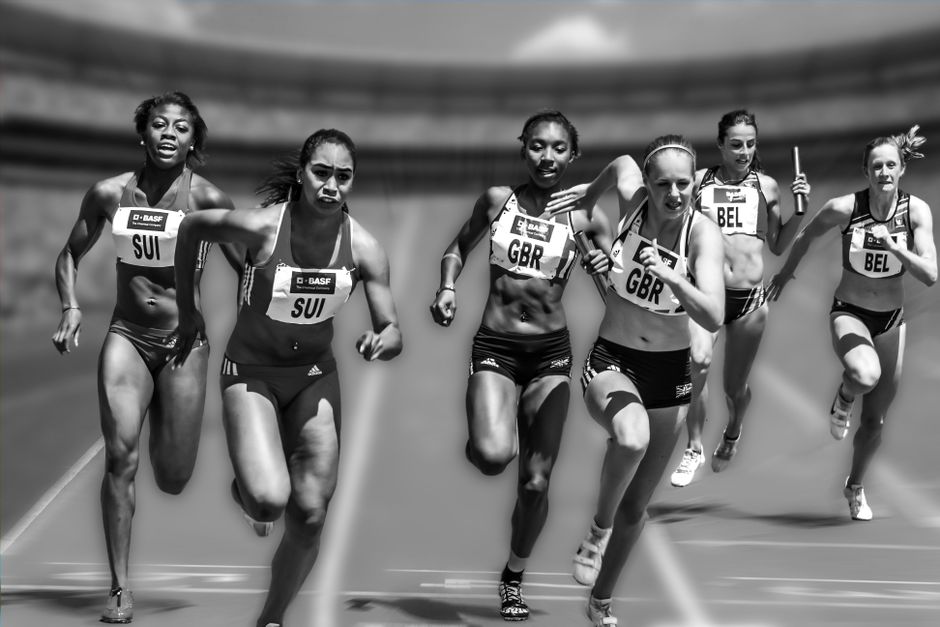 Des athlètes féminines dans une course sur piste à enjeux élevés, mettant en avant leur prouesse physique et la compétition.