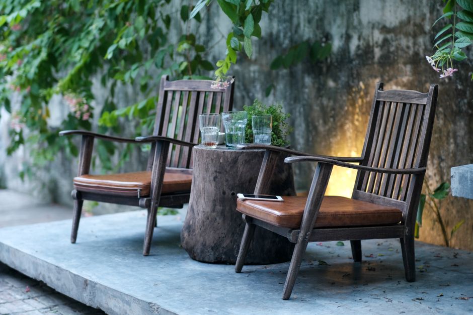 Aménagement d'un patio confortable avec chaises et table en bois à Hué, au Vietnam.