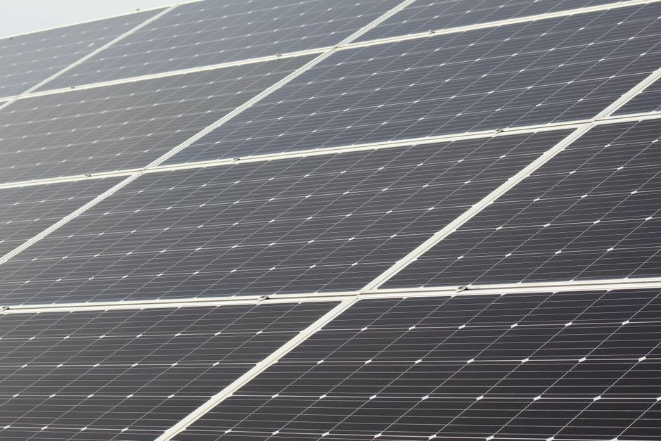Gros plan détaillé de panneaux solaires exploitant la lumière du soleil pour la génération d'énergie durable.