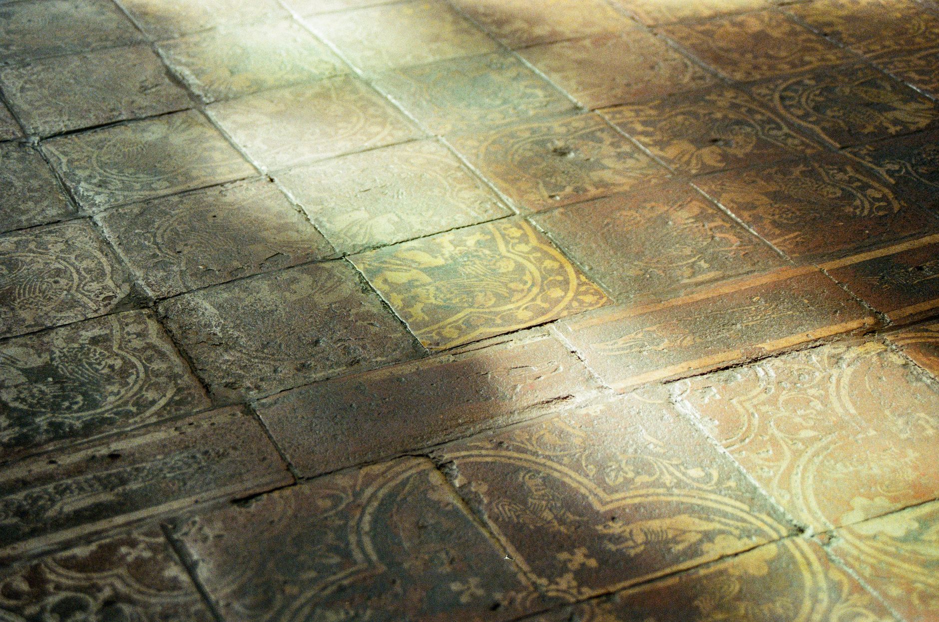 Sol en terre cuite dans un interieur du Sud