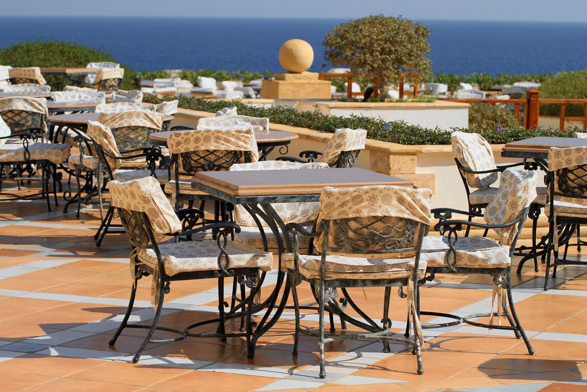 Table de repas sur une terrasse mediterraneenne